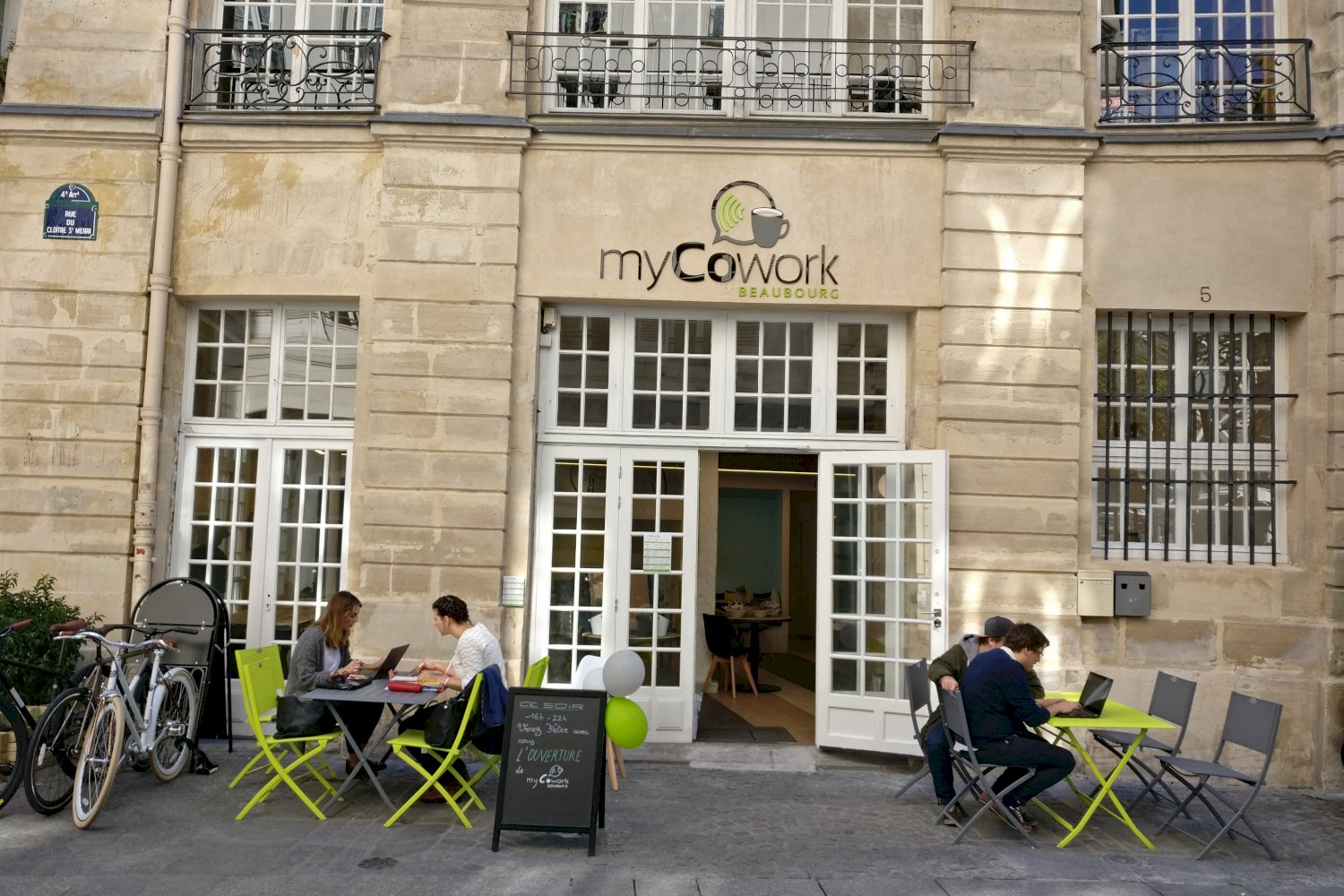 Terrasse donnant sur le quartier piéton Saint merri